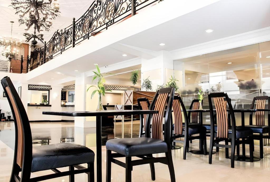 Las Palmas Hotel De Манила Экстерьер фото